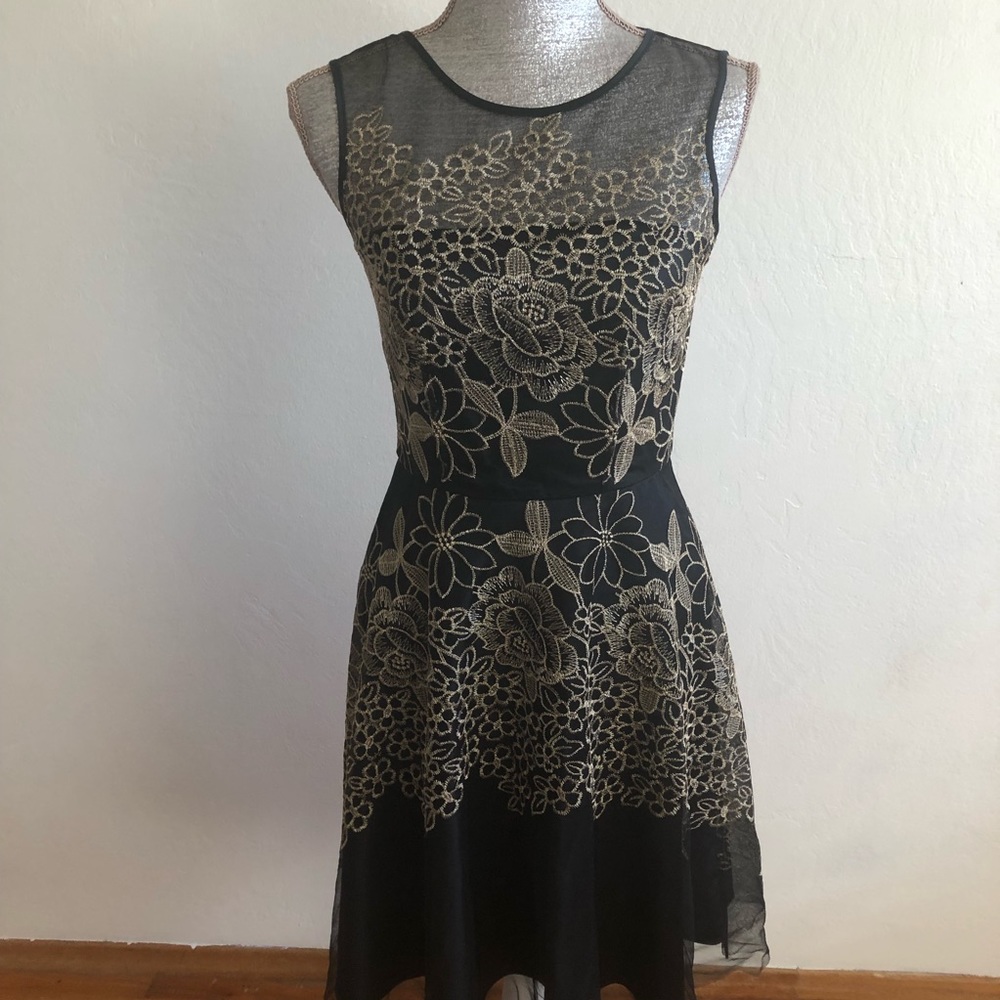 Tahari prom beautiful zipper in back lining sleeveless dress
